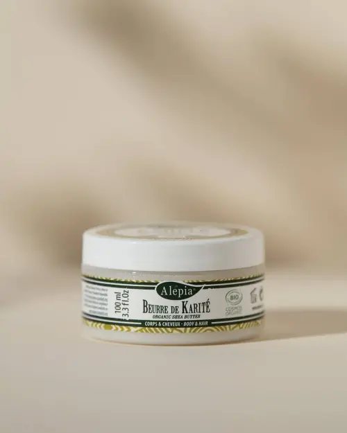 Bio-Sheabutter von Alepia im 100-ml-Tiegel mit weißem Deckel auf beigem Hintergrund