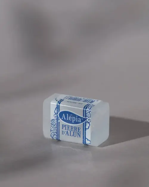 Piedra de alumbre cristalina Alepia, bloque rectangular translúcido con banda azul