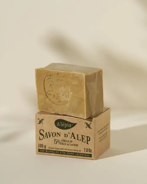 Aleppo-Seife authentisch 5% Lorbeer Alepia als kubisches Stück auf ihrer 200 g Kartonverpackung aus Kraftpapier