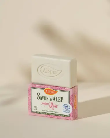 Aleppo-zeep Prestige met roos van Alepia, wit gegraveerd stuk op zijn roze hoes van 100 g