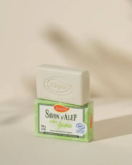 Aleppo-zeep Prestige met jasmijn van Alepia op zijn groene verpakking van 100 g