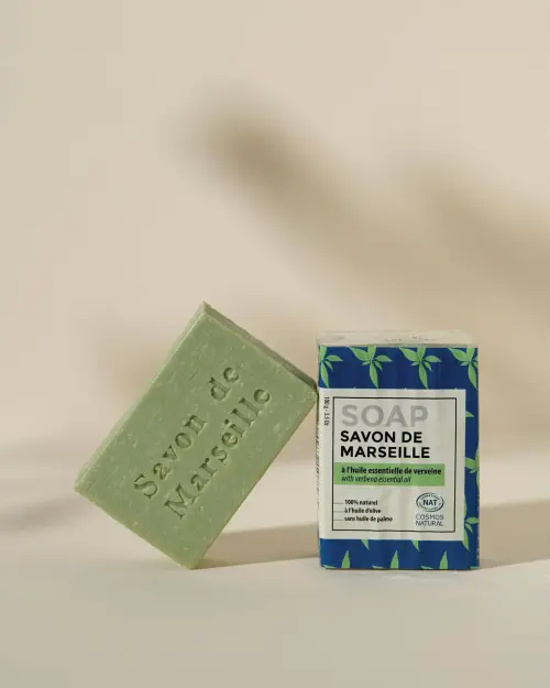 Jabón de Marsella perfumado con verbena 100 g, una pastilla verde grabada y un jabón envuelto en film