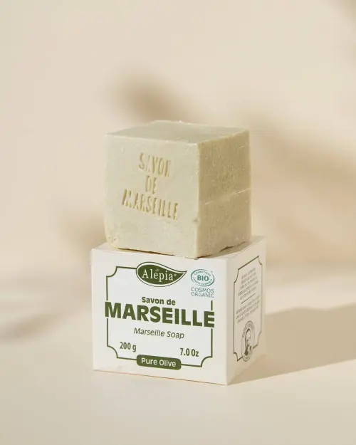 Marseiller Seife Pure Olive Bio Alepia als 200-g-Würfel auf seiner Kartonschachtel