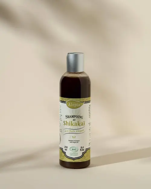 Shampoo mit Shikakai von Alepia in einer 250-ml-Flasche mit dunkelbrauner Flüssigkeit und silbernem Verschluss