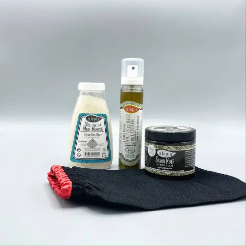 Il set gommage rivitalizzante Alepia comprendente sale del Mar Morto, olio di Aleppo, sapone nero e guanto di gommage nero