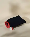 Gant de gommage Best Kessa Alepia en tissu noir granuleux avec bord élastique rouge