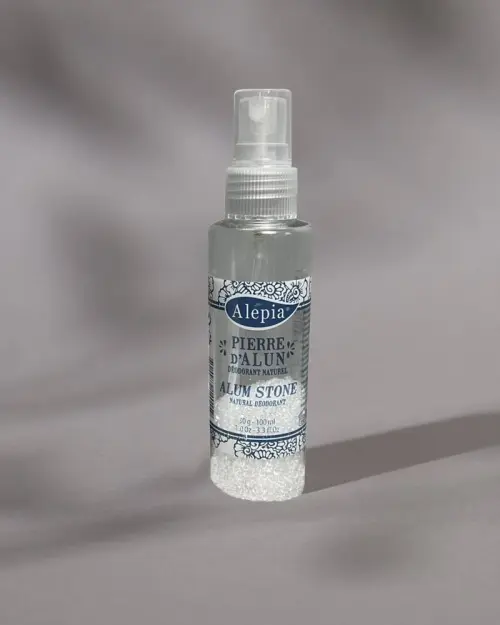 Aluinsteen spray van Alepia in transparant flesje van 100 ml waarin witte kristallen onderaan zichtbaar zijn