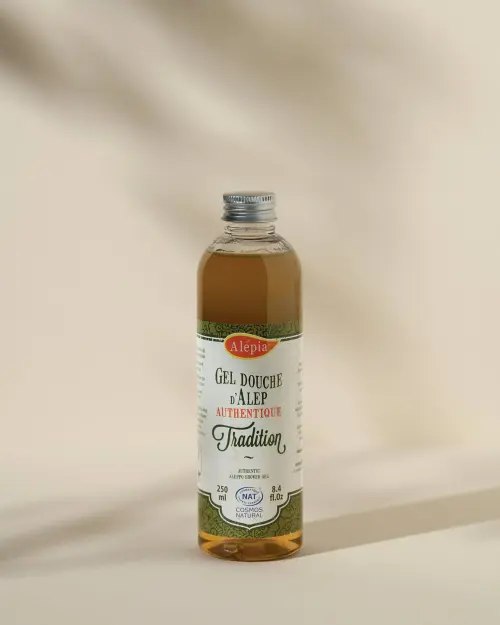 Gel doccia di Aleppo Tradition Alepia in flacone trasparente da 250 ml dal liquido ambrato e tappo argentato