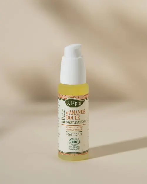Olio di mandorle dolci bio Alepia in flacone con pompa da 30 ml posato su uno sfondo beige