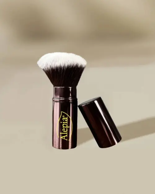 Brocha kabuki retráctil Alepia en metal marrón con tapa y pelos bicolores