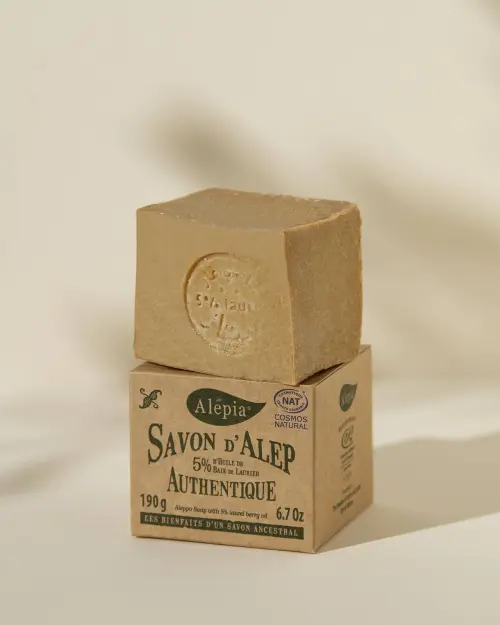 Jabón de Alepo Auténtico 5% laurel Alepia en pastilla cúbica sobre su caja kraft de 190g