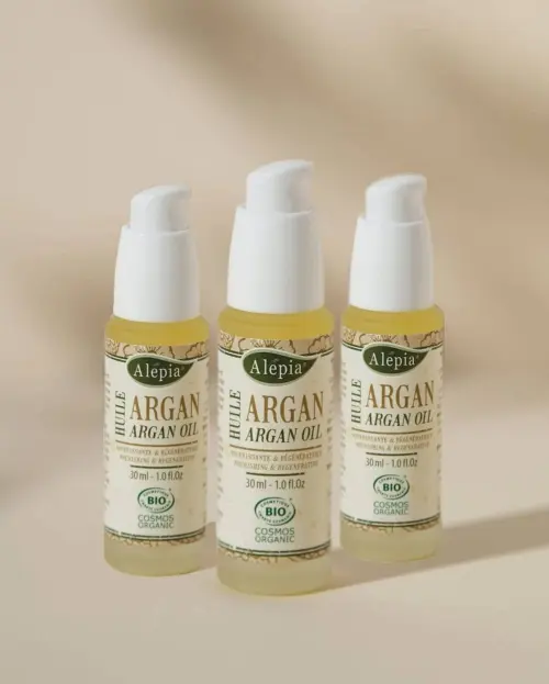 Olio di argan bio Alepia, set da tre flaconi con pompa da 30 ml posati su uno sfondo beige