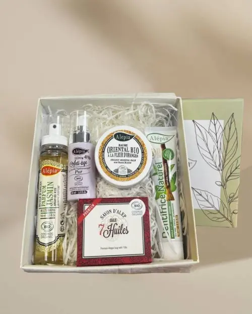Das Alepia Premium-Geschenkset 100 % Bio mit fünf Gesichts- und Körperpflegeprodukten in einer Geschenkbox