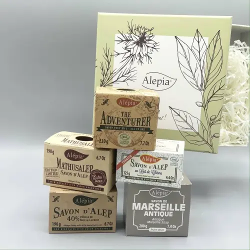 Cadeauset Alepia met vijf zepen in doos, uitgestald voor hun geïllustreerde set