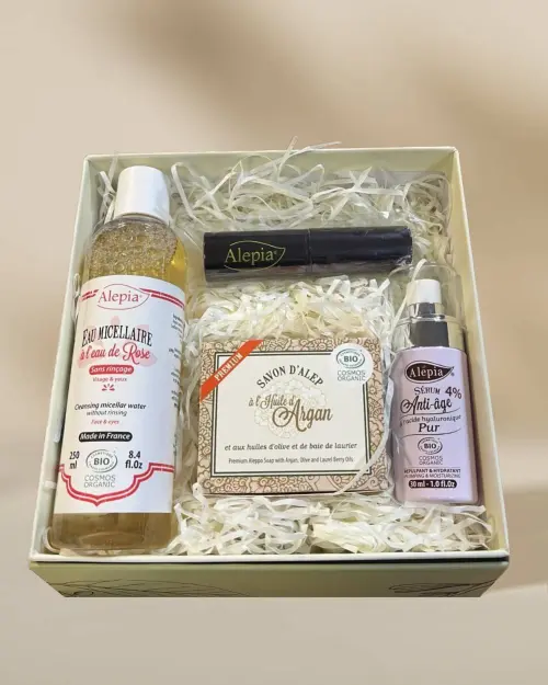 Cofanetto Élixir de Beauté Alepia comprendente un'acqua micellare, un siero anti-età, un sapone e uno stick