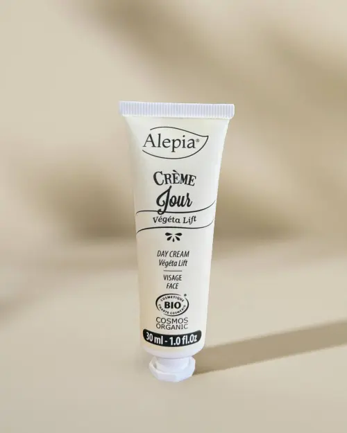Crema da giorno bio Végéta Lift Alepia in tubo bianco da 30 ml posato sul suo tappo
