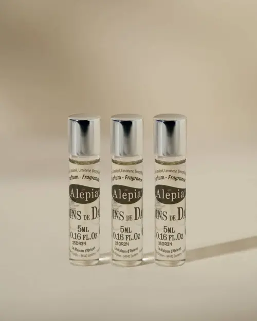 Tres roll-ons Alepia Les Jardins de Damas 5 ml en frascos transparentes con tapones plateados