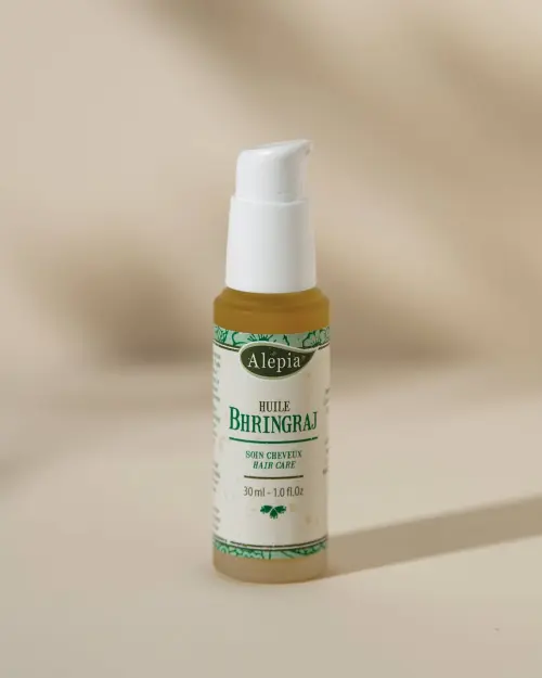 Aceite de Bhringraj Alepia en frasco con dosificador de 30 ml con líquido ámbar sobre fondo beige claro