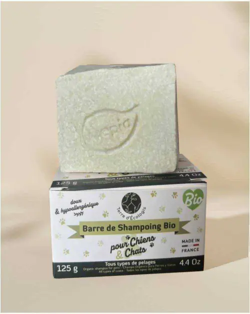 Barra de champú bio para animales Alepia, pastilla sólida verde claro colocada sobre su caja de 125 g