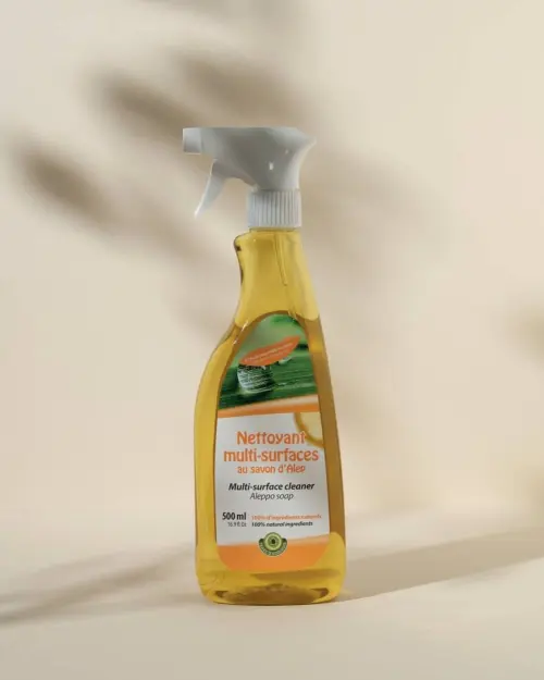 Reinigende multispray met Aleppo-zeep in een fles van 500 ml met amberkleurige vloeistof en witte sproeikop
