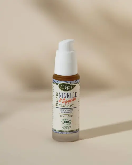 Aceite de Comino Negro Ecológico Alepia en frasco con dosificador de vidrio esmerilado de 30 ml sobre fondo beige