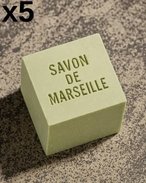 Jabón de Marsella Antique en lote de 5, cubo verde estampado colocado sobre una superficie texturizada