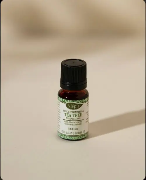 Essentiële olie van Tea tree Alepia in amberkleurig glazen flesje van 10 ml met zwarte dop