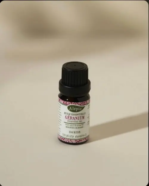 Olio essenziale di Geranio Bourbon Alepia in piccolo flacone ambrato con tappo nero