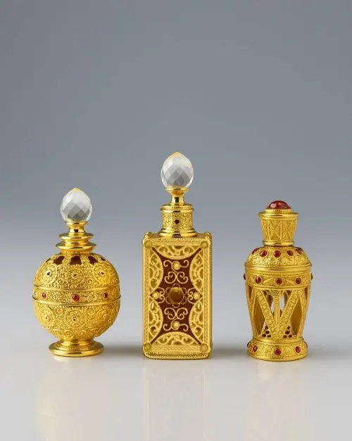 Unsere 3 orientalischen Düfte präsentiert in drei verzierten goldenen Flakons mit unterschiedlichen Formen auf neutralem Hinterg