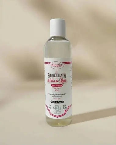 Biologische micellaire water met echte rozenwater
