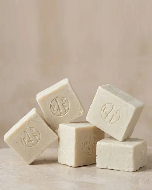 Set van 5 Premium-zepen met geitenmelk in crèmekleurige kubussen met een stempel