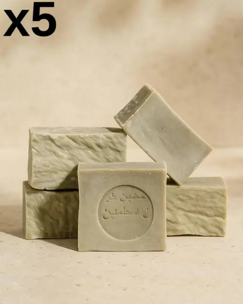 Lote de 5 jabones de Alepo Premium bio al aceite de comino negro apilados, con una pastilla estampada en primer plano