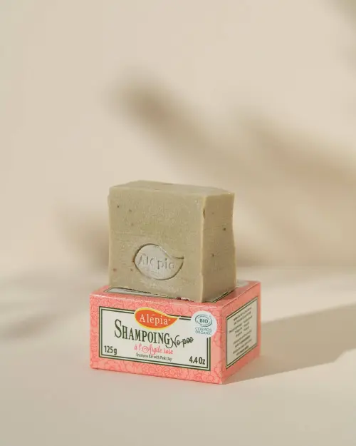 No-poo bio bar met roze klei van Alepia, gegraveerd stuk op zijn roze kartonnen etui